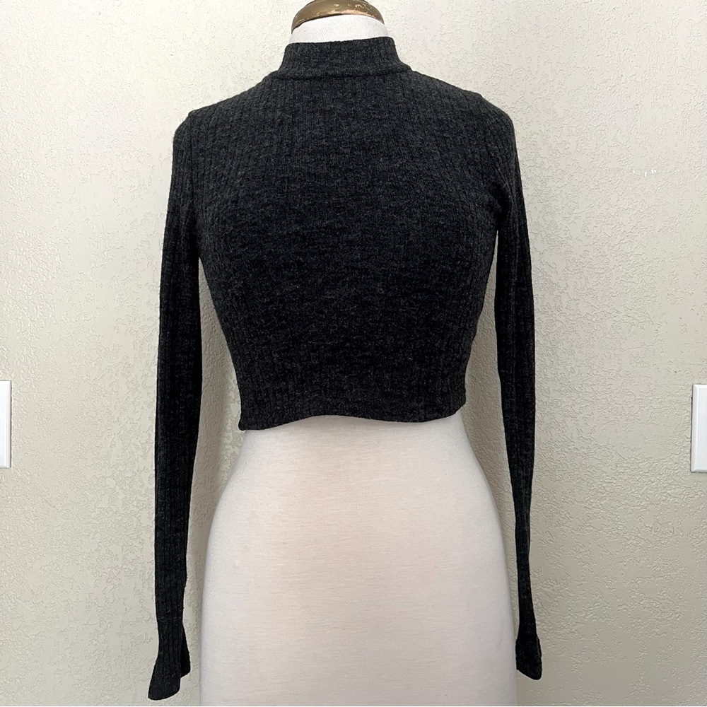 Crop Sweater 🖤 - Picture 4 of 4